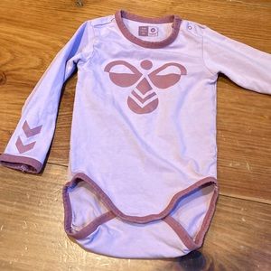 HUMMEL 92 Two-Tone Pink Graphic Body Suit logo